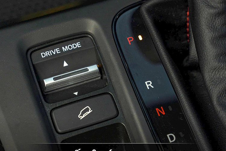 Động cơ xăng của xe là loại 4 xi-lanh, tăng áp, dung tích 1.5L, sản sinh công suất tối đa 190 mã lực và mô-men xoắn cực đại 242 Nm như cũ, đi kèm với hộp số biến thiên vô cấp CVT. Bù lại, Honda CR-V 2024 máy xăng ngoài bản 1 cầu như chiếc xe trong bài viết này còn có thêm tùy chọn hệ dẫn động 4 bánh toàn thời gian AWD.