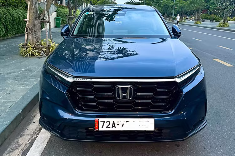 Một số tính năng đáng chú ý khác trên CR-V so với các đối thủ còn có hỗ trợ đổ đèo, cảm biến va chạm trước sau, cảnh báo áp suất lốp, cảnh báo buồn ngủ... Như vậy, có thể thấy Honda CR-V thế hệ mới sở hữu kiểu dáng và công nghệ được cải tiến. Tuy nhiên, giá bán cao là điểm trừ khiến chiếc xe này khó tiếp cận số đông.