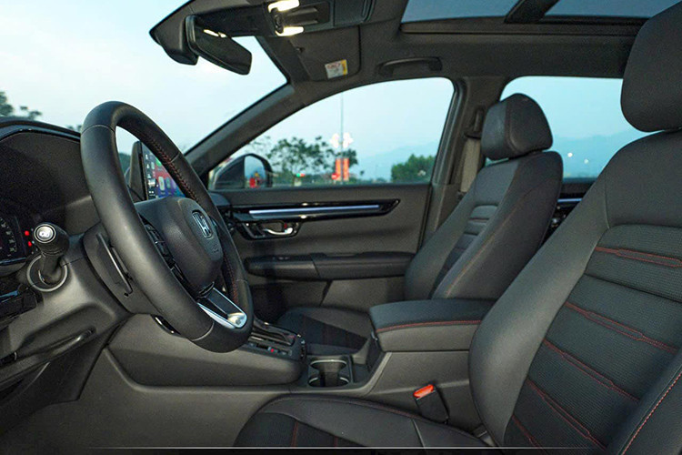 Nội thất CR-V mới có cả cấu hình 5 chỗ ngồi, trong khi thế hệ cũ chỉ cung cấp duy nhất bản 7 chỗ. Các trang bị tiện nghi cũng đầy ắp và hiện đại hơn với màn hình đồng hồ 10.2 inch,...