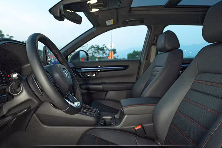 Nội thất CR-V mới có cả cấu hình 5 chỗ ngồi, trong khi thế hệ cũ chỉ cung cấp duy nhất bản 7 chỗ. Các trang bị tiện nghi cũng đầy ắp và hiện đại hơn với màn hình đồng hồ 10.2 inch,...