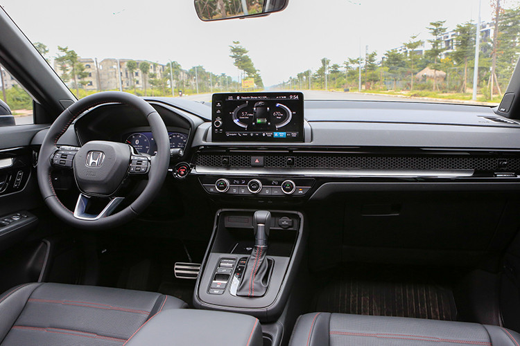 Ở thế hệ mới, Honda CR-V 2024 có chiều dài tăng thêm 68 mm và rộng hơn 11 mm, trục cơ sở cũng kéo dài thêm 41 mm so với đời cũ. Những trang bị đáng chú ý ở khu vực ngoại thất có thể kể đến như đèn chiếu sáng LED tự động, đèn vào cua chủ động, xi-nhan LED dạng đuổi, la-zăng 18 inch, lốp 235/60R18.