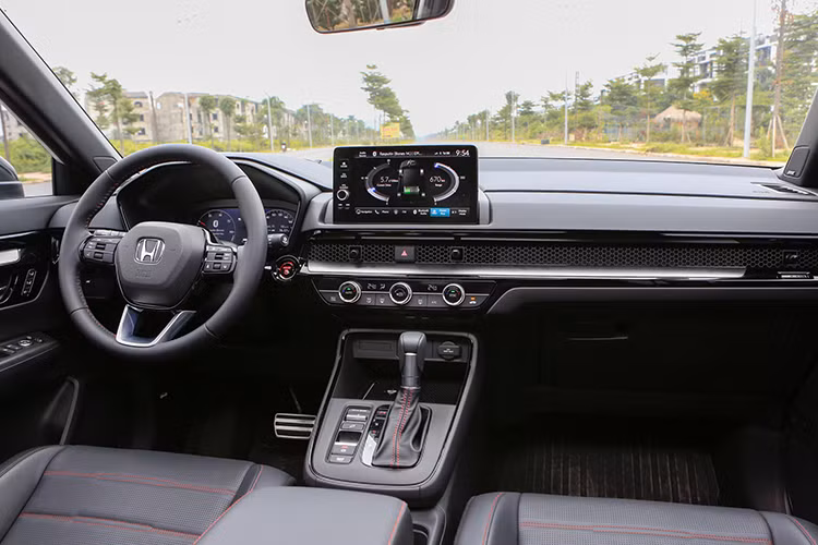 Ở thế hệ mới, Honda CR-V 2024 có chiều dài tăng thêm 68 mm và rộng hơn 11 mm, trục cơ sở cũng kéo dài thêm 41 mm so với đời cũ. Những trang bị đáng chú ý ở khu vực ngoại thất có thể kể đến như đèn chiếu sáng LED tự động, đèn vào cua chủ động, xi-nhan LED dạng đuổi, la-zăng 18 inch, lốp 235/60R18.