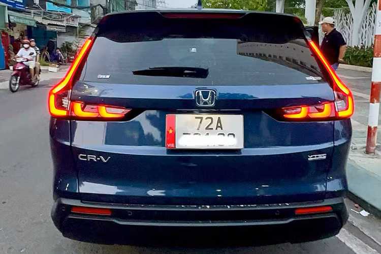 Về trang bị an toàn, CR-V mới được bổ sung camera 360 độ. Gói Honda Sensing và tính năng LaneWatch như đời cũ. Một số tính năng nổi bật trong gói Sensing gồm hỗ trợ phanh chủ động, hỗ trợ giữ làn đường, ga tự động thích ứng hay đèn pha thông minh.