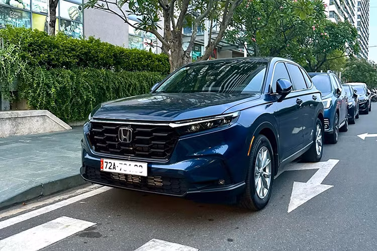 Theo người bán, chiếc xe này là Honda CR-V 2024 bản L FWD đã được trang bị thêm nhiều phụ kiện như thảm trải sàn, dán phim cách nhiệt nên khách hàng mua về chỉ việc sử dụng. Mức giá xe Honda CR-V 2023 siêu lướt này được chào bán 1,145 tỷ đồng (chưa thương lượng), tức rẻ hơn giá lăn bánh mới 75 triệu đồng.