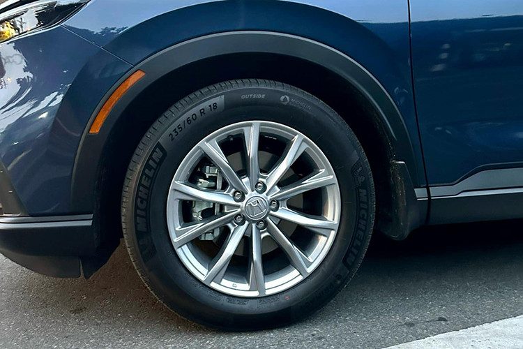 Được biết, Honda CR-V L FWD có giá niêm yết là 1,159 tỷ đồng và lăn bánh ở tỉnh là 1,22 tỷ đồng nhờ được giảm trước bạ 50%. Đối với khách hàng chấp nhận mua xe lướt, rõ ràng Honda CR-V 2023 chạy 48km là một món hời ở thời điểm kinh tế khó khăn như hiện nay.