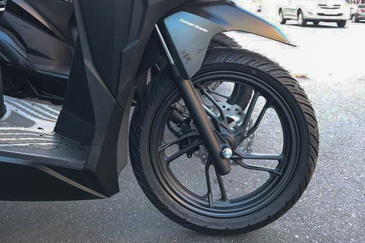 Hệ thống giảm xóc của xe thiết kế không thay đổi so với trước, vẫn dạng ống lồng đi kèm phanh đĩa đơn ở phía trước. Điểm trừ ở phiên bản mới là Honda vẫn chưa áp dụng hệ thống ABS trên mẫu xe mới của mình, chỉ áp dụng công nghệ phanh kết hợp CBS đã có từ rất lâu.