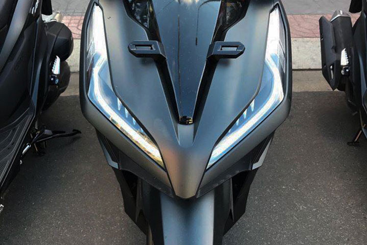 Ở phiên bản mới, các đường nét được thay đổi đáng kể. Chi tiết được thiết kế liền mạch tạo cảm giác gọn gàng. Có thể thấy rõ tổng thể thay đổi ở các đường cắt gọt tập trung ở đầu xe. Vario 2018 có chiều dài x rộng x cao lần lượt là 1.919 mm x 679 mm x 1.062 mm, khoảng sáng gầm 132 mm và chiều cao yên 769 mm.