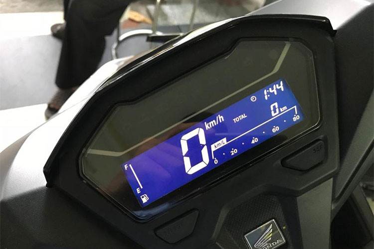 Với thiết kế mới, mặt đồng hồ của mẫu xe máy tay ga này cũng được hãng xe máy Honda trang bị dạng kỹ thuật số, vừa mang đến việc hiển thị thông tin tốt hơn mà còn giúp người lái dễ dàng nắm bắt các thông tin.