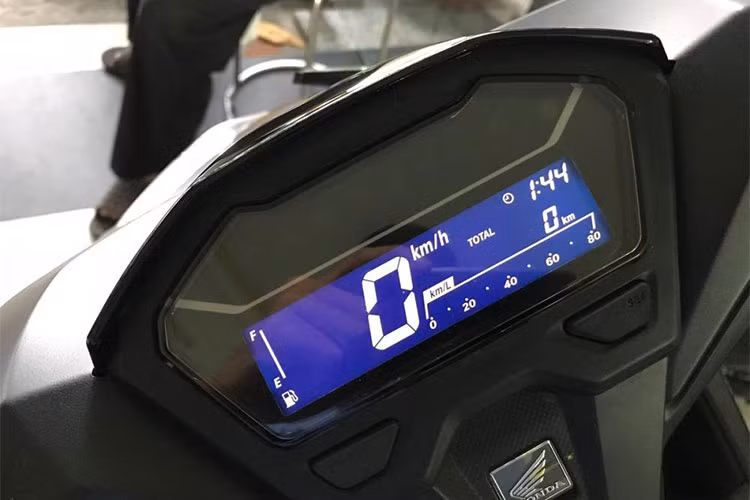 Với thiết kế mới, mặt đồng hồ của mẫu xe máy tay ga này cũng được hãng xe máy Honda trang bị dạng kỹ thuật số, vừa mang đến việc hiển thị thông tin tốt hơn mà còn giúp người lái dễ dàng nắm bắt các thông tin.
