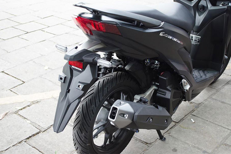 Tay dắt phía sau thiết kế liền mạch theo thiết kế, các mép bo tròn không còn tạo cảm giác đau tay khi dắt xe. Yên xe thiết kế đủ cho hai người, cốp xe dung tích lớn có thể bỏ vừa một nón bảo hiểm trùm đầu.