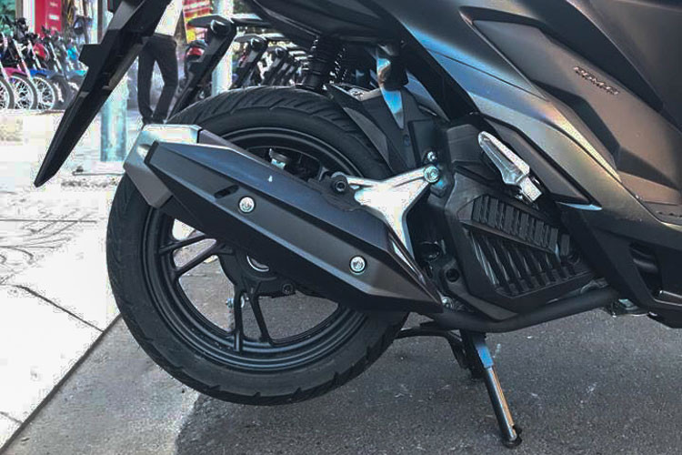 Một điểm khác biệt của Honda Vario 150 2018 so với thế hệ cũ chính là phần chụp pô xe sơn màu bạc tạo điểm nhấn so với đời cũ. Các thiết kế khác của mẫu xe tay ga nhập nguyên chiếc từ Indonesia vẫn giữ nguyên như 2 hộc đựng đồ phía trước hay cốp xe có dung tích 18 lít...