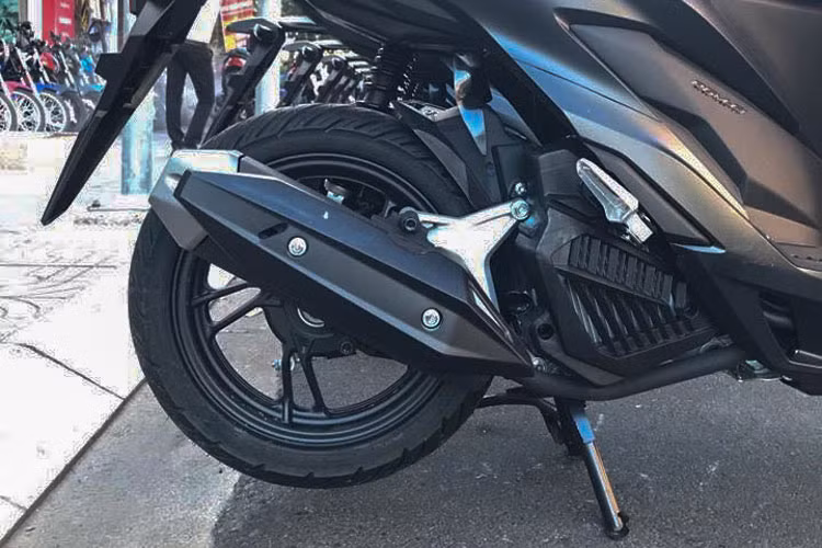 Một điểm khác biệt của Honda Vario 150 2018 so với thế hệ cũ chính là phần chụp pô xe sơn màu bạc tạo điểm nhấn so với đời cũ. Các thiết kế khác của mẫu xe tay ga nhập nguyên chiếc từ Indonesia vẫn giữ nguyên như 2 hộc đựng đồ phía trước hay cốp xe có dung tích 18 lít...