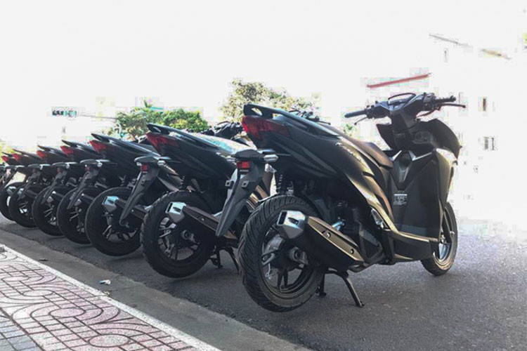 Lô hàng Honda Vario 150 2018 mới được một số công ty nhập khẩu tư nhân ở quận 5, TP HCM đưa về và hiện đang chào bán với mức giá dao động từ 67 đến 68,5 triệu đồng. Mức giá này được cho khá hấp dẫn so với Vario 150 2017 lúc mới cập bến từng bị "hét giá" trên 73 triệu Đồng.