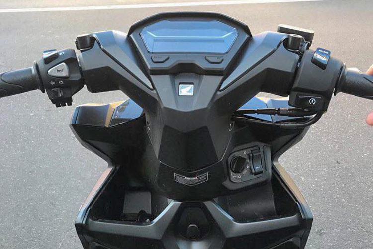 Vario 150 2018 có thiết kế khác biệt hoàn toàn so với đời cũ, đầu xe được trang bị thêm dải đèn LED nằm đối xứng 2 bên. Đèn pha thiết kế lại so với đời trước. Các yếm bên hông thiết kế lại thể thao và góc cạnh hơn. Đuôi xe có trang bị đáng giá khi đèn hậu được nâng cấp lên dạng LED.