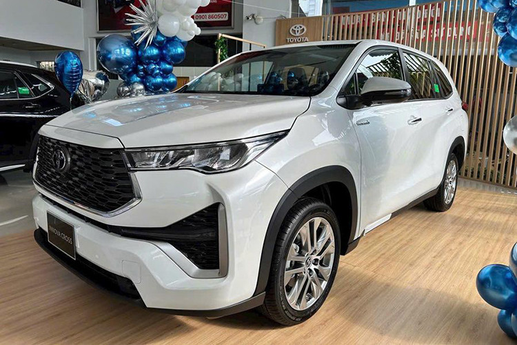 Toyota Innova Cross nguoc dong tang truong, van chua thoat e