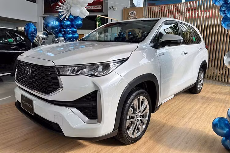 Toyota Innova Cross nguoc dong tang truong, van chua thoat e