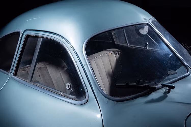 Tập đoàn Volkswagen đã ủy quyền ba phiên bản đua cự li dài đặc biệt của KdF-Wagen tới cùng một đội ngũ thiết kế mà sau này sẽ tạo nên siêu phẩm Porsche 356. Ba chiếc xe đã được chế tạo ở Reutter Works bên kia đường từ Zuffenhausen.