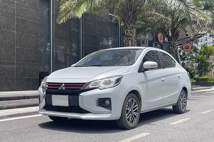 Song song với việc cập nhật thêm các trang bị tiện nghi, Mitsubishi Attrage thế hệ mới cũng được bổ sung thêm hàng loạt hệ thống an toàn hỗ trợ người lái tối đa như: Hệ thống cân bằng điện tử ASC, hệ thống khởi hành ngang dốc HAC, hệ thống hỗ trợ lực phanh khẩn cấp BA và chức năng nhắc cài dây an toàn cho hàng ghế trước. 