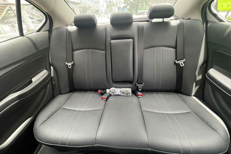 Mitsubishi Attrage 2022 hiện tại sở hữu một ngoại hình bắt mắt hơn trước, bổ sung nhiều trang bị đáng giá bên trong như: Cảm biến tự động bật/tắt đèn chiếu sáng phía trước, gạt mưa tự động, kết hợp cùng hệ thống kiếm soát hành trình đã có trước đó giúp người lái cảm thấy tiện lợi, thoải mái và an toàn hơn trong mỗi chuyến hành trình. 