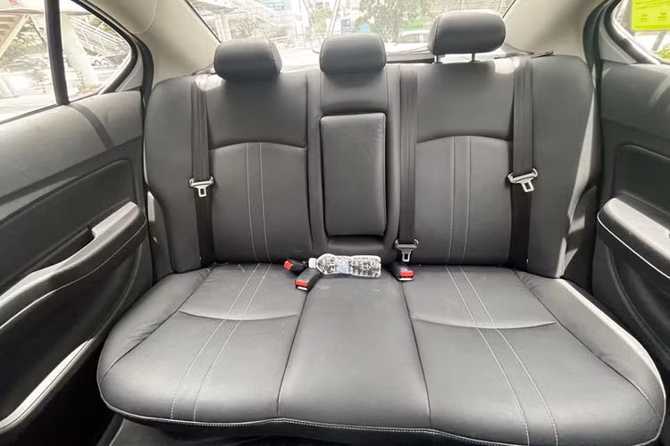 Mitsubishi Attrage 2022 hiện tại sở hữu một ngoại hình bắt mắt hơn trước, bổ sung nhiều trang bị đáng giá bên trong như: Cảm biến tự động bật/tắt đèn chiếu sáng phía trước, gạt mưa tự động, kết hợp cùng hệ thống kiếm soát hành trình đã có trước đó giúp người lái cảm thấy tiện lợi, thoải mái và an toàn hơn trong mỗi chuyến hành trình. 