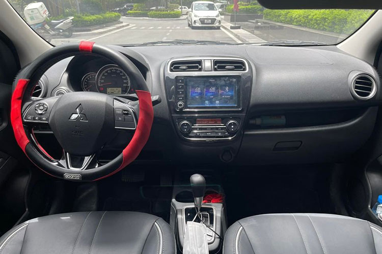 Tất nhiên, nếu đăng ký xe Mitsubishi Attrage đầu năm nay, chủ xe cũng được nhận hàng loạt ưu đãi khủng như giảm 50% lệ phí trước bạ cùng phiếu nhiên liệu trị giá 10 triệu đồng và bộ phụ kiện theo xe trị giá 7 triệu đồng. Do đó, chủ xe lỗ không nhiều.