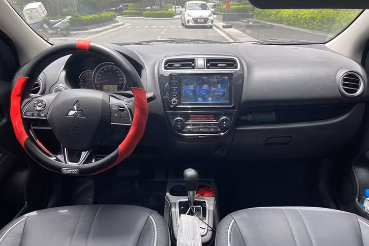 Tất nhiên, nếu đăng ký xe Mitsubishi Attrage đầu năm nay, chủ xe cũng được nhận hàng loạt ưu đãi khủng như giảm 50% lệ phí trước bạ cùng phiếu nhiên liệu trị giá 10 triệu đồng và bộ phụ kiện theo xe trị giá 7 triệu đồng. Do đó, chủ xe lỗ không nhiều.