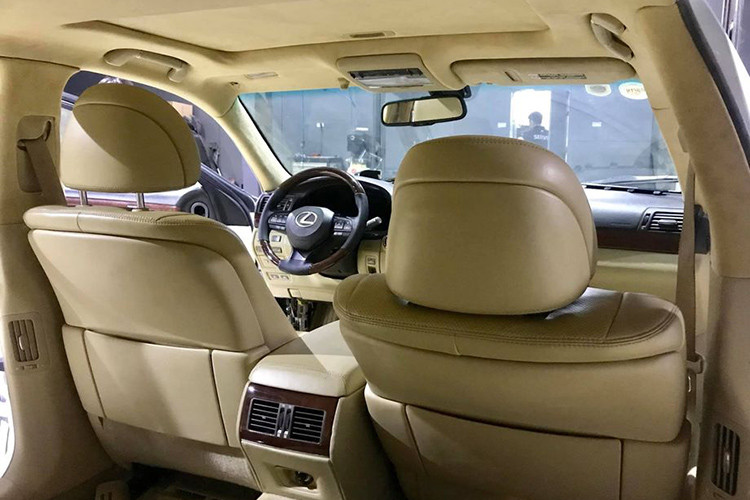 Phần nội thất cũng được hoàn thiện với ghế da, táp-lô, vô-lăng đều là loại mới của phiên bản 2017. Ngoài ra, một số chi tiết cũng được chủ nhân thêm vào sao cho chiếc xe đẳng cấp hơn, xứng tầm phiên bản mới.
