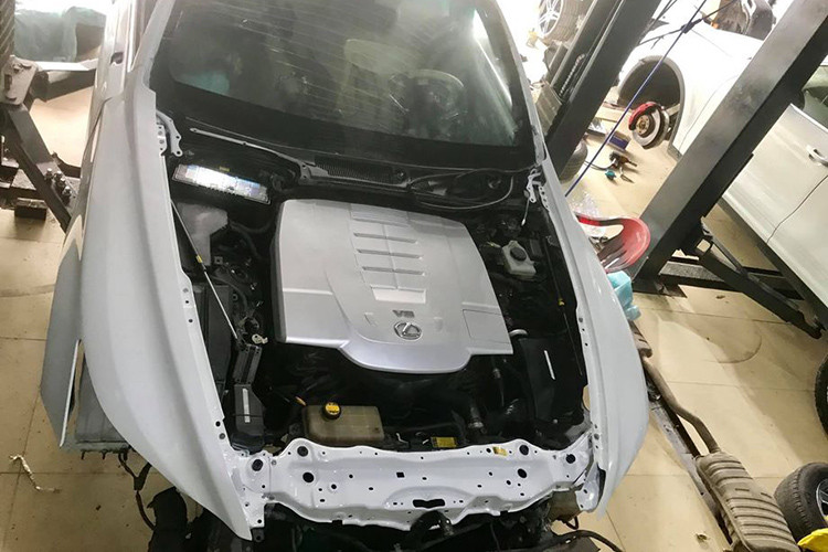 Sau khi sơn xong, các chi tiết như mặt ca-lăng hình "đồng hồ cát" đặc trưng của Lexus mới được gắn vào trung tâm đầu xe. Được biết, quá trình độ lại chiếc Lexus LS460 2007 lên đời 2017 này của showroom xe sang Nghệ An không có sự can thiệp nào vào kết cấu động cơ.
