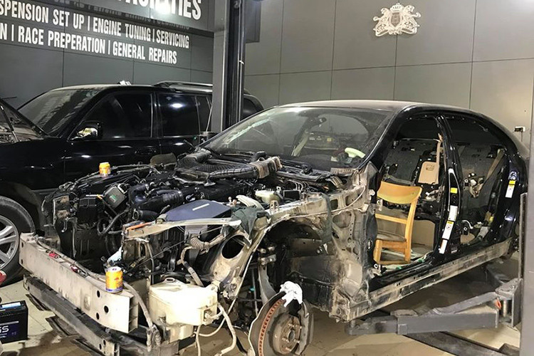 Theo tìm hiểu, để độ lại chiếc Lexus LS 2007 lên đời 2017 này, chủ nhân đã mất khoảng hơn hai tuần với đa số các linh kiện được nhập khẩu từ nước ngoài. Đặc biệt, showroom xe sang xứ Nghệ này cách đây một thời gian cũng đã từng "cải lão hoàn đồng" thành công cho chiếc Lexus LX570 đời 2008 lên đời 2018 ấn tượng.