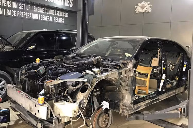 Theo tìm hiểu, để độ lại chiếc Lexus LS 2007 lên đời 2017 này, chủ nhân đã mất khoảng hơn hai tuần với đa số các linh kiện được nhập khẩu từ nước ngoài. Đặc biệt, showroom xe sang xứ Nghệ này cách đây một thời gian cũng đã từng "cải lão hoàn đồng" thành công cho chiếc Lexus LX570 đời 2008 lên đời 2018 ấn tượng.