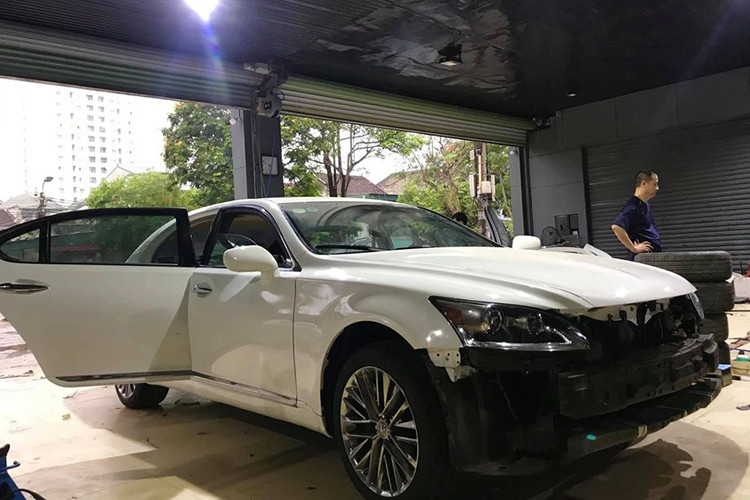 Sau khi hoàn thiện quá trình sơn ngoại thất, khoang động cơ được đánh bóng lại như mới. Từng chi tiết nhỏ được hoàn thiện một cách cẩn thận, việc này giúp bản độ giống với mẫu xe 2017 gần như là tuyệt đối.