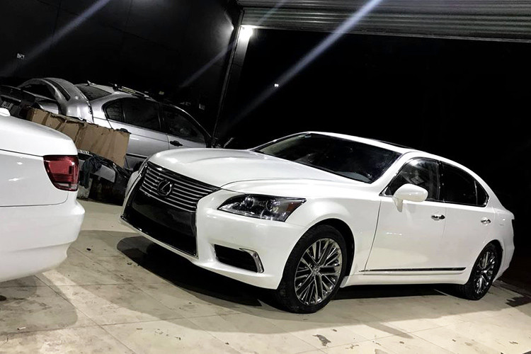 Tất nhiên xe vẫn sử dụng động cơ xăng V8 4.6 lít sản sinh công suất 380 mã lực và 497Nm mô-men xoắn cực đại. Chiếc sedan trục cơ sở dài được ghép nối với hệ dẫn động cầu sau và hộp số tự động 8 cấp. Nếu lăn bánh trên đường, chắc chắn sẽ ít người có thể nhận ra đây là một chiếc xe sedan hạng sang Lexus LS &#x8;đời 2007.