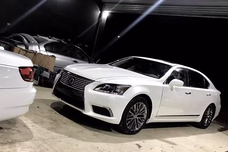 Tất nhiên xe vẫn sử dụng động cơ xăng V8 4.6 lít sản sinh công suất 380 mã lực và 497Nm mô-men xoắn cực đại. Chiếc sedan trục cơ sở dài được ghép nối với hệ dẫn động cầu sau và hộp số tự động 8 cấp. Nếu lăn bánh trên đường, chắc chắn sẽ ít người có thể nhận ra đây là một chiếc xe sedan hạng sang Lexus LS đời 2007.