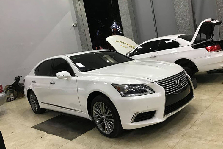 Mới đây, một showroom chuyên kinh doanh xe sang ở thành phố Vinh, tỉnh Nghệ An đã cho “ra lò” sản phẩm độ xe sang Lexus LS cũ đời 2007 thành phiên bản 2017 nhìn long lanh như xe mới. Điều đáng nói là bản độ này có tỉ lệ giống xe nguyên bản đời 2017 rất cao, nếu không mục sở thị mà chỉ nhìn lướt qua sẽ khó nhận ra.