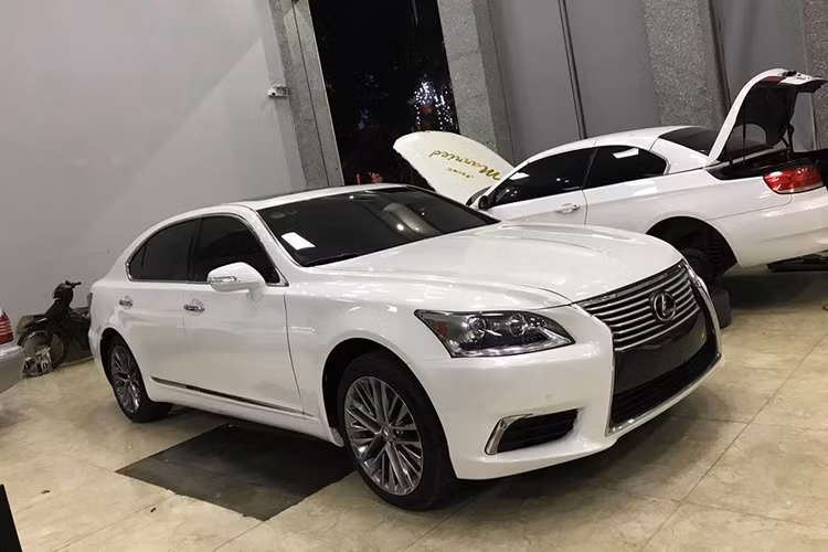 Mới đây, một showroom chuyên kinh doanh xe sang ở thành phố Vinh, tỉnh Nghệ An đã cho “ra lò” sản phẩm độ xe sang Lexus LS cũ đời 2007 thành phiên bản 2017 nhìn long lanh như xe mới. Điều đáng nói là bản độ này có tỉ lệ giống xe nguyên bản đời 2017 rất cao, nếu không mục sở thị mà chỉ nhìn lướt qua sẽ khó nhận ra.