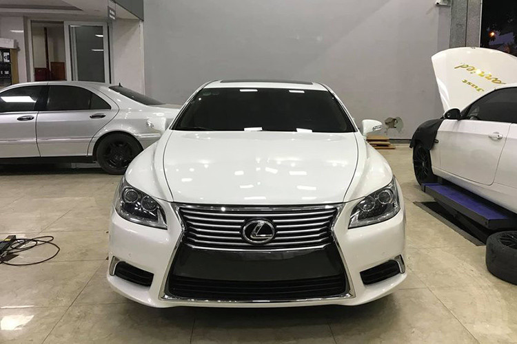 Sau khi hoàn thiện 100% quá trình "cải lão hoàn đồng" cho chiếc Lexus LS460 đời 2007 đã biến hình như xe mới, nó cũng khiến bất cứ ai ngắm nhìn đều phải ngỡ ngàng bởi sự hào nhoáng và long lanh của mình.