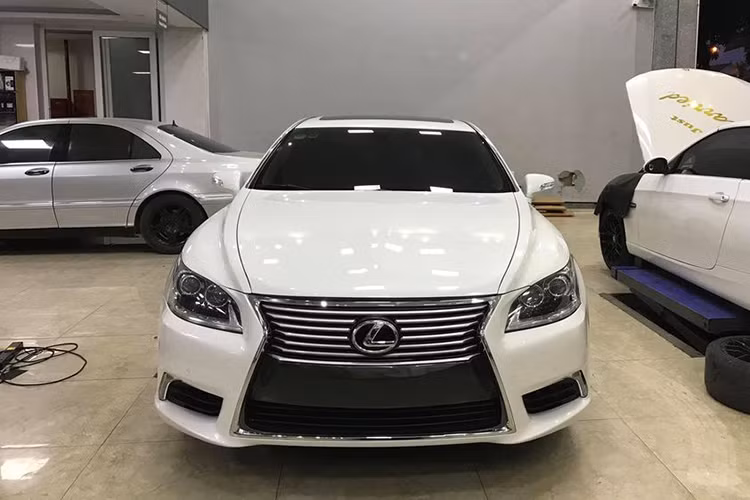 Sau khi hoàn thiện 100% quá trình "cải lão hoàn đồng" cho chiếc Lexus LS460 đời 2007 đã biến hình như xe mới, nó cũng khiến bất cứ ai ngắm nhìn đều phải ngỡ ngàng bởi sự hào nhoáng và long lanh của mình.
