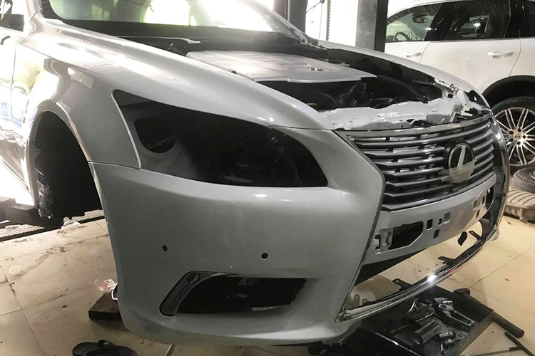 Cụm đèn chiếu sáng trước và cụm đèn hậu, các thanh chrome đều được xưởng độ xe tại Nghệ An tháo bỏ khỏi xe và để lộ ra phần khung bụi bặm và xuống cấp theo thời gian - sau đó chúng được làm mới và sơn lại.