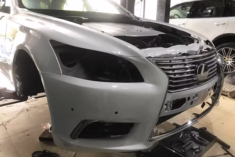 Cụm đèn chiếu sáng trước và cụm đèn hậu, các thanh chrome đều được xưởng độ xe tại Nghệ An tháo bỏ khỏi xe và để lộ ra phần khung bụi bặm và xuống cấp theo thời gian - sau đó chúng được làm mới và sơn lại.