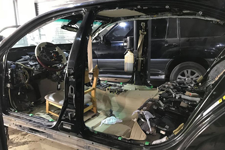 Ban đầu, chiếc Lexus LS460 đời 2007 này sở hữu ngoại thất màu đen truyền thống. Chủ nhân đã lựa chọn biện pháp thay mới gần như toàn bộ các chi tiết từ ngoại thất tới nội thất để mang đến một sự "lột xác" cho mẫu sedan hạng sang full-size đầu bảng của thương hiệu Lexus.