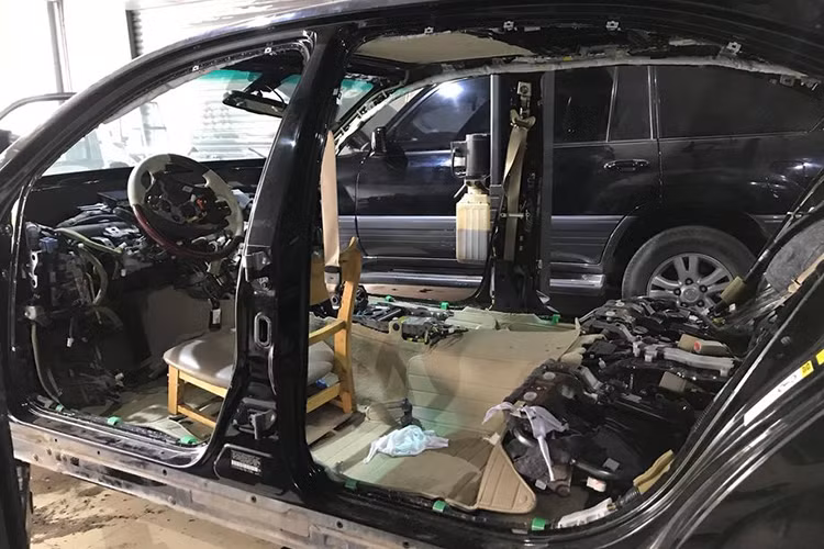 Ban đầu, chiếc Lexus LS460 đời 2007 này sở hữu ngoại thất màu đen truyền thống. Chủ nhân đã lựa chọn biện pháp thay mới gần như toàn bộ các chi tiết từ ngoại thất tới nội thất để mang đến một sự "lột xác" cho mẫu sedan hạng sang full-size đầu bảng của thương hiệu Lexus.