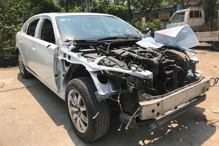 Nắp cốp của chiếc xe Lexus LS 460 đời cũ cũng đã được các tay thợ Việt thay bằng loại mới để phù hợp với việc thay cụm đèn hậu LED mới. Toàn bộ thân vỏ bên ngoài và nắp ca-pô được bóc tách khỏi thân xe để sơn lại.