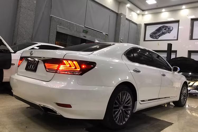 Cụm đèn hậu dạng Led hình chữ L và bộ mâm hợp kim đa chấu sắc nét của đời 2017 không thể nhầm lẫn. Rõ ràng, sau khi được "lên đời", chiếc xe sedan hạng sang sang Lexus LS 460 đời cũ đã trông sang trọng và trẻ trung, thể thao hơn rất nhiều so với nguyên bản cũ trước đây.