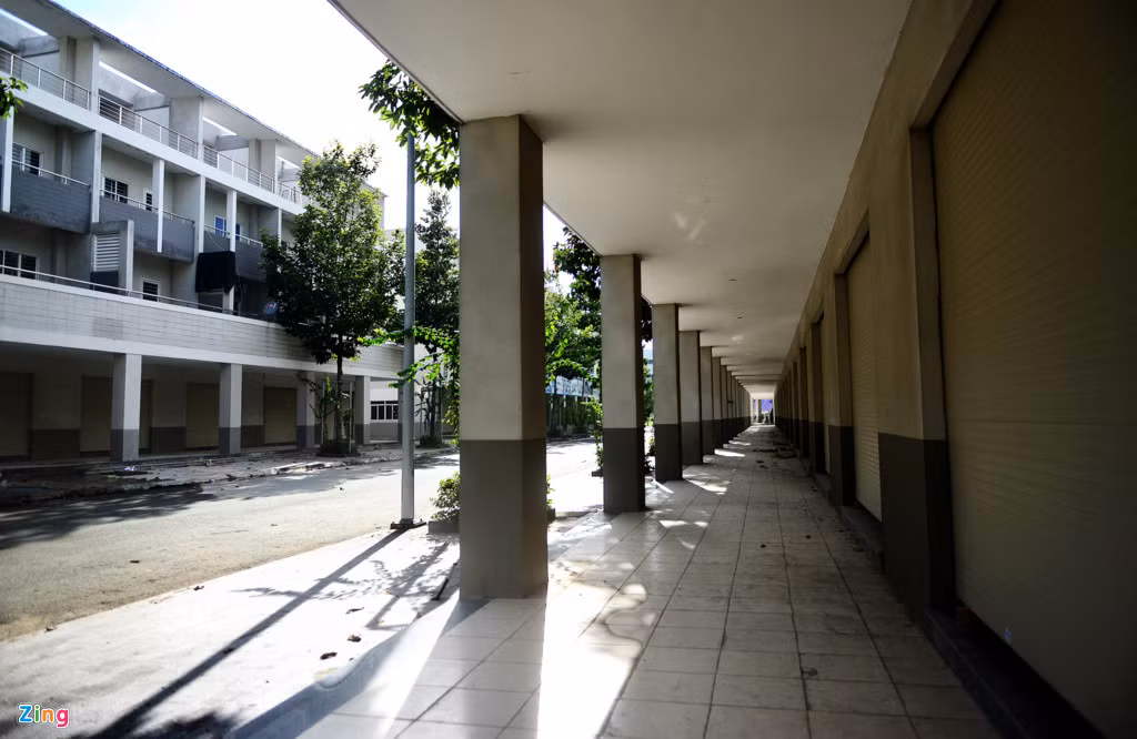 Một số tuyến đường, vỉa hè, hành lang trong những khu phố, dãy nhà này có rất ít dấu hiệu của con người sinh sống, qua lại.