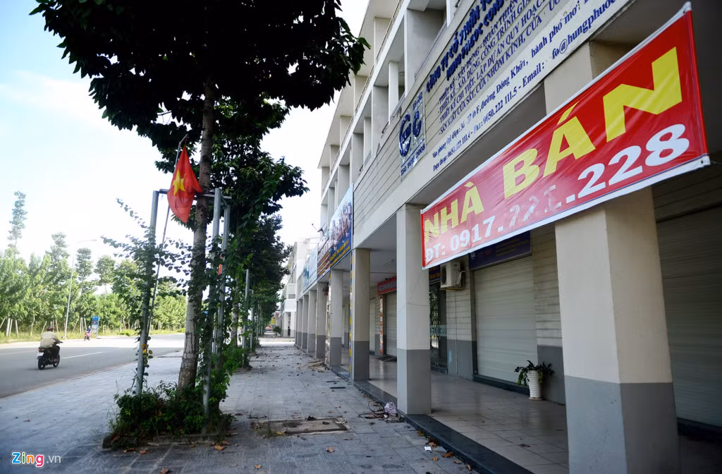 Hàng loạt dãy nhà phố dọc đường trung tâm như Đồng Khởi, Huỳnh Thúc Kháng, Lý Thái Tổ cũng rơi vào cảnh tương tự. Nhiều bảng hiệu trụ sở công ty vẫn còn nhưng kèm theo đó là những bảng rao bán nhà nổi bật giữa hành lang, vỉa hè. 