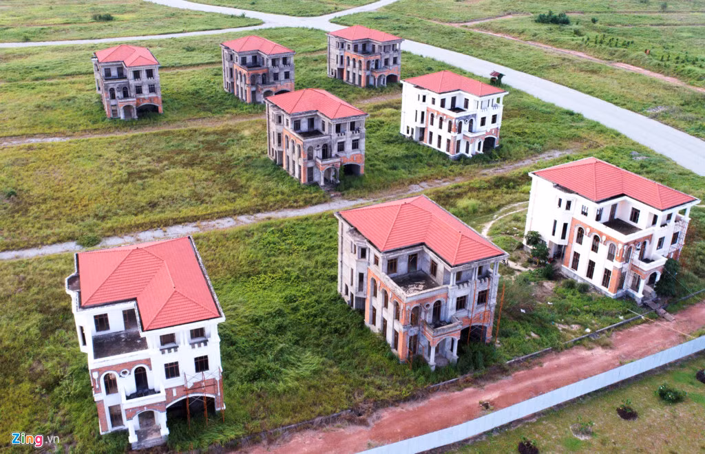 Những căn biệt thự trị giá nhiều tỷ đồng bị bỏ hoang nằm trơ trọi giữa các lô đất bên đường Lê Lai rộng 6 làn xe.