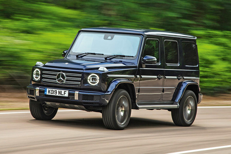 Mercedes-Benz G63 2019 mới có giá từ 148.495 USD. Mẫu SUV "huyền thoại" này luôn là một trong những mẫu SUV thành công nhất của thương hiệu "ngôi sao ba cánh". Xe vẫn giữ phong cách thiết kế đậm chất của một mẫu xe địa hình cổ điển nhưng kết hợp với các chi tiết, công nghệ hiện đại. 
