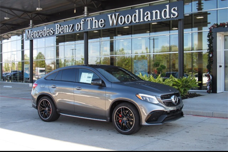 Mercedes-AMG GLE S 63 mới có giá bán từ 13.995 USD. Xe vẫn sở hữu ngôn ngữ thiết kế như người đàn anh GLS nhưng có phần thể thao và cá tính hơn. GLE 63 S Coupe được Mercedes-Ben trang bị động cơ V8 tăng áp kép dung tích 5.5L cho công suất 577 mã lực, mô-men xoắn 761 Nm. Hộp số tự động 7 cấp cùng hệ dẫn động 4 bánh 4MATIC. Thời gian tăng tốc từ 0-96 km/h trong 4,1 giây, tốc độ tối đa 280 km/h.