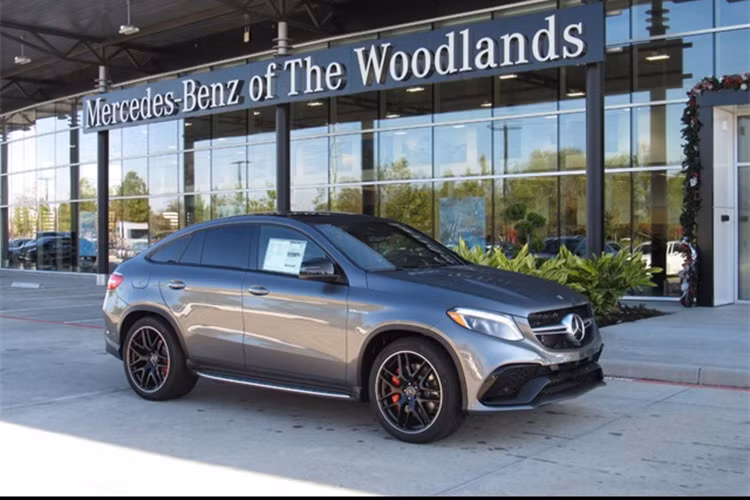 Mercedes-AMG GLE S 63 mới có giá bán từ 13.995 USD. Xe vẫn sở hữu ngôn ngữ thiết kế như người đàn anh GLS nhưng có phần thể thao và cá tính hơn. GLE 63 S Coupe được Mercedes-Ben trang bị động cơ V8 tăng áp kép dung tích 5.5L cho công suất 577 mã lực, mô-men xoắn 761 Nm. Hộp số tự động 7 cấp cùng hệ dẫn động 4 bánh 4MATIC. Thời gian tăng tốc từ 0-96 km/h trong 4,1 giây, tốc độ tối đa 280 km/h.