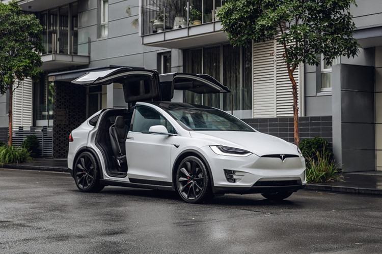 Siêu SUV chạy điện Tesla Model X Performance 2019 có giá từ 137.000 USD. Xe nổi bật với thiết kế hiện đại đi cùng với của cánh chim độc đáo như những mẫu siêu xe thực thụ. Vì là bản đặc biệt và cao cấp nên Tesla Model X Performance được Tesla trang bị động cơ điện cho tổng công suất 680 mã lực (500 kW) cùng mô-men xoắn 967 Nm. Hộp số tự động một cấp và hệ dẫn động bốn bánh toàn thời gian.